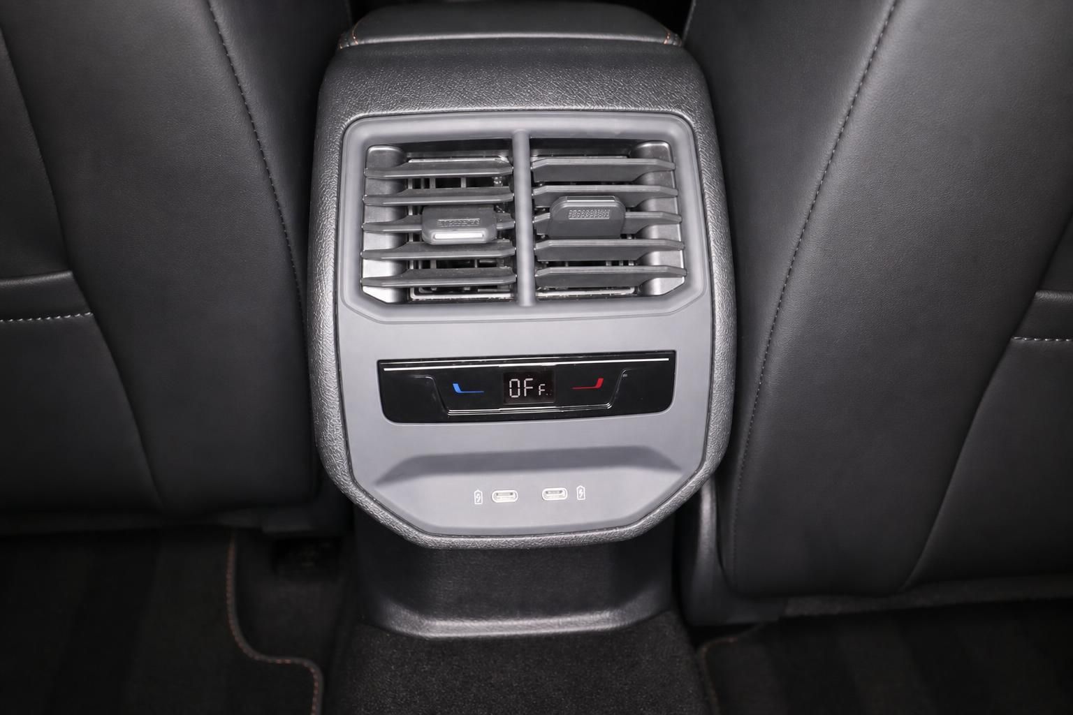 Klimabedienung und USB-Anschlüsse für Fondpassagiere im Fahrzeug