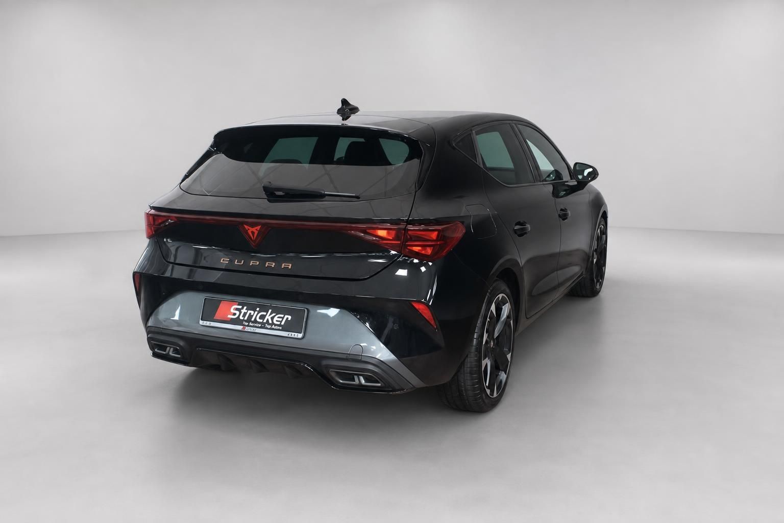Cupra Leon schwarz Heckansicht mit LED-Rückleuchten