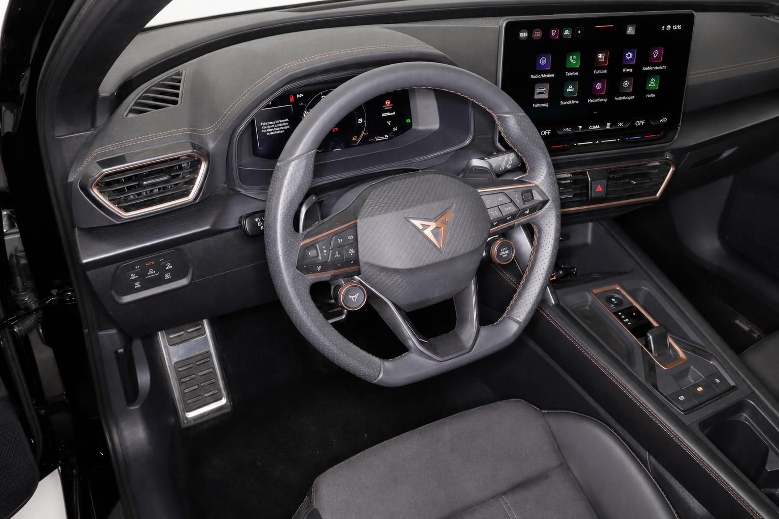 Cupra Leon Cockpit mit Lenkrad und Digitalanzeige