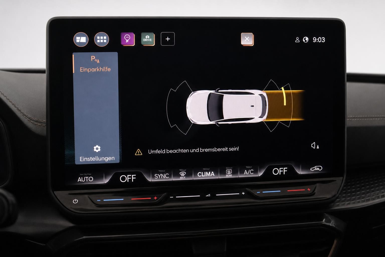 Infotainment-Display mit Einparkhilfe-Anzeige im Fahrzeug