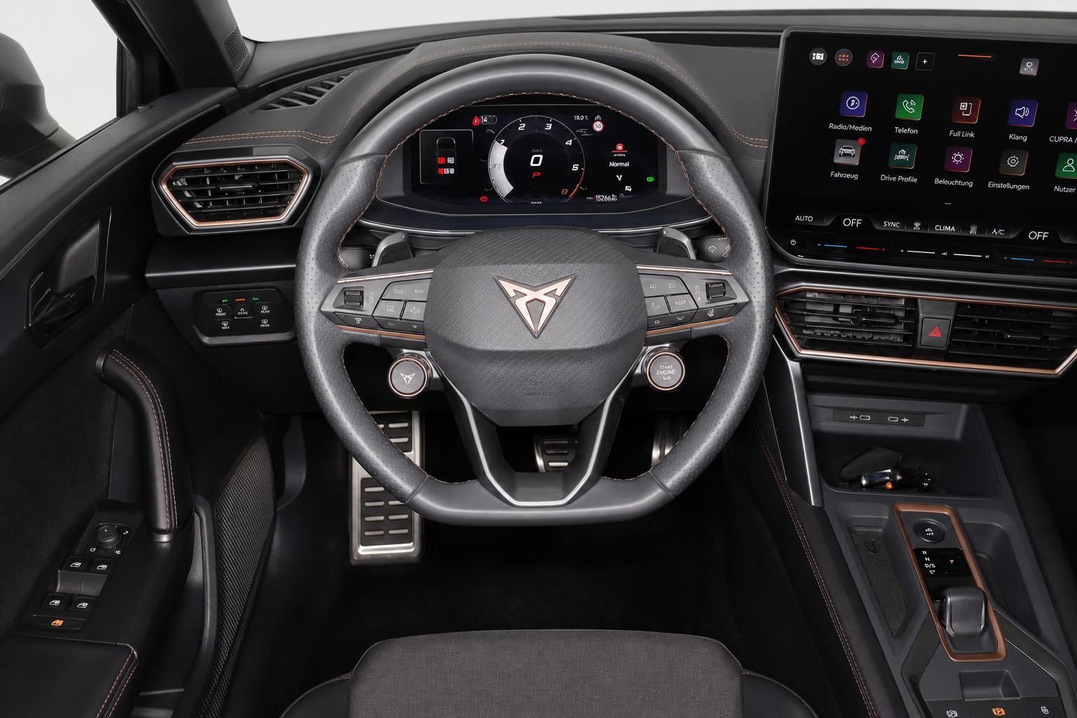 Cockpit mit Lenkrad und Digitaltacho eines Cupra Modells