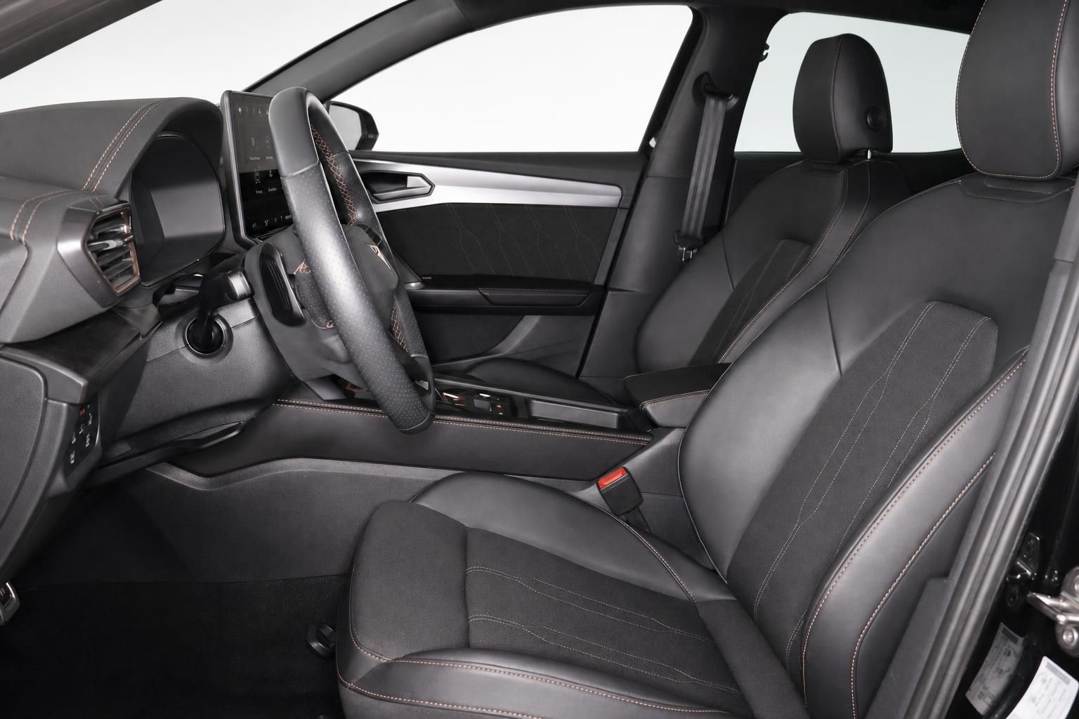 Innenraum mit Ledersitzen und Cockpit eines Cupra Fahrzeugs