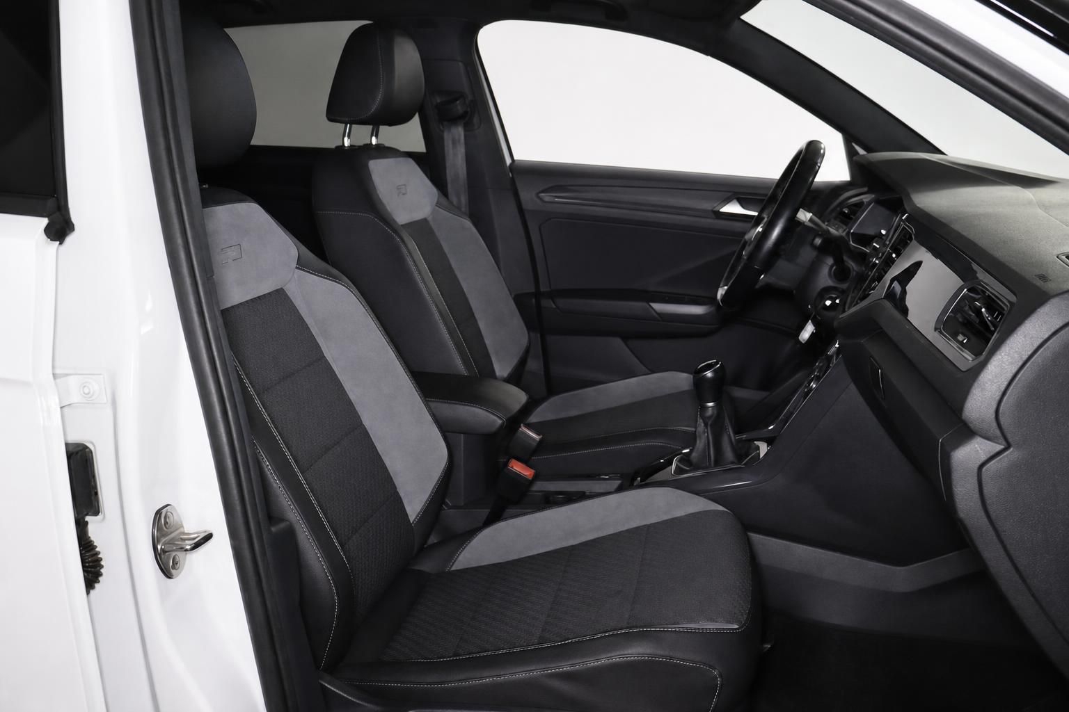VW Fahrzeuginnenraum mit R-Line Sitzen und Cockpit von hinten