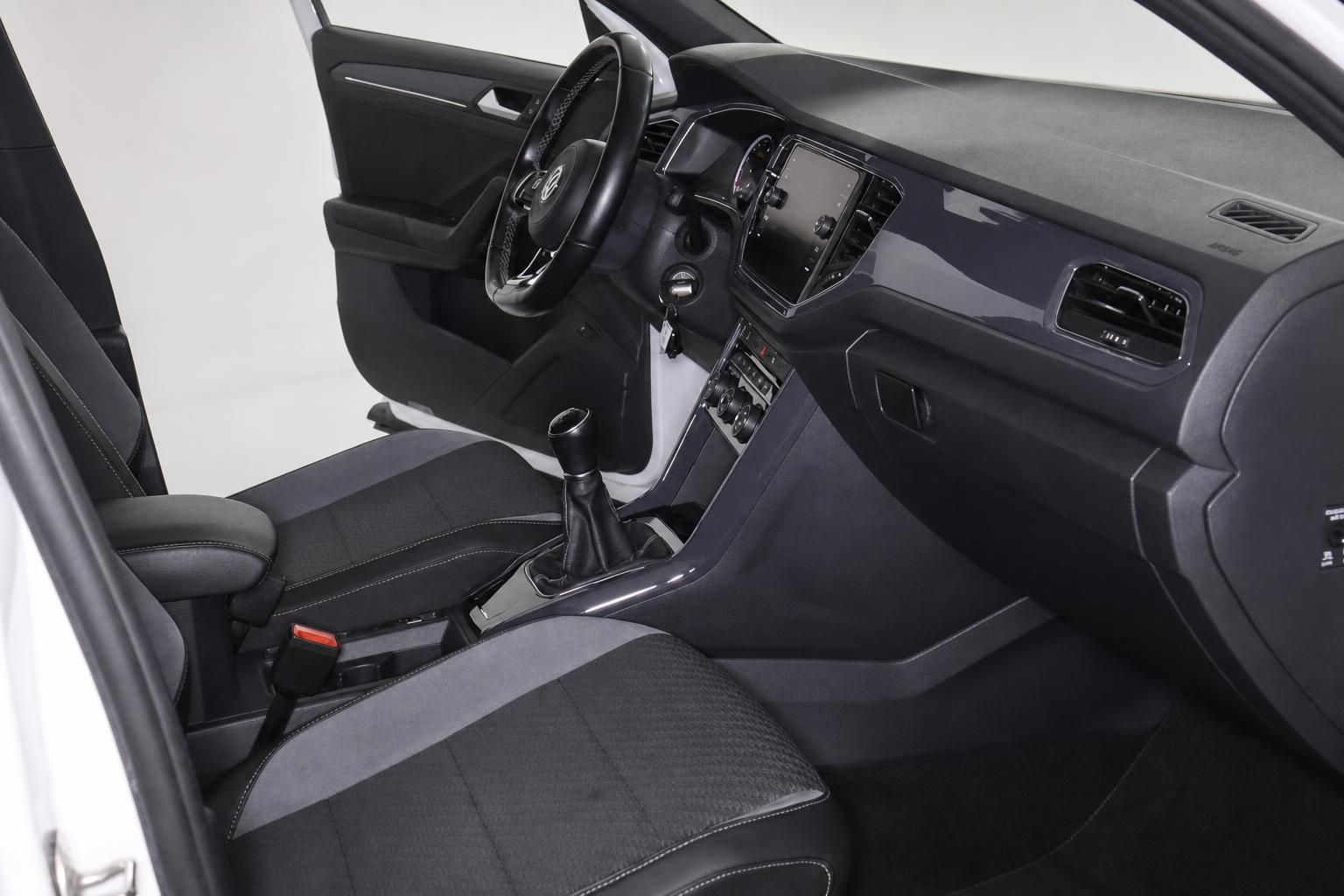 VW Innenraum mit Cockpit, Lederlenkrad und Schaltgetriebe