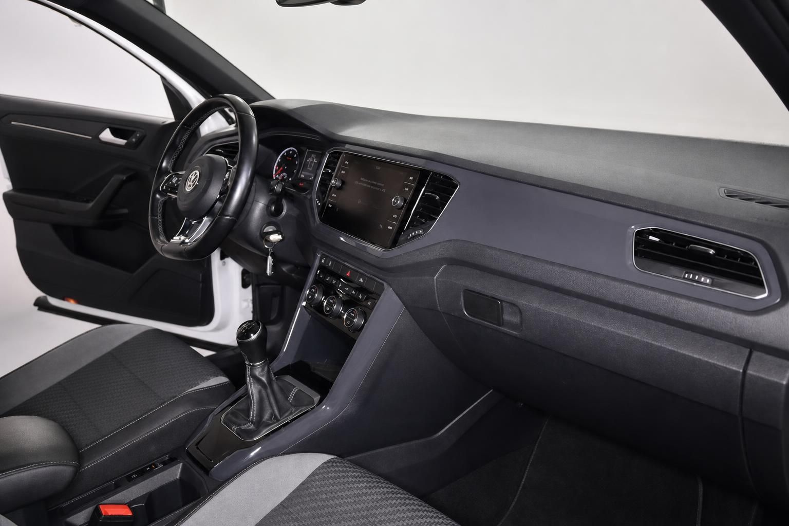 Fahrzeugcockpit mit Lenkrad, Display und Mittelkonsole im Detail