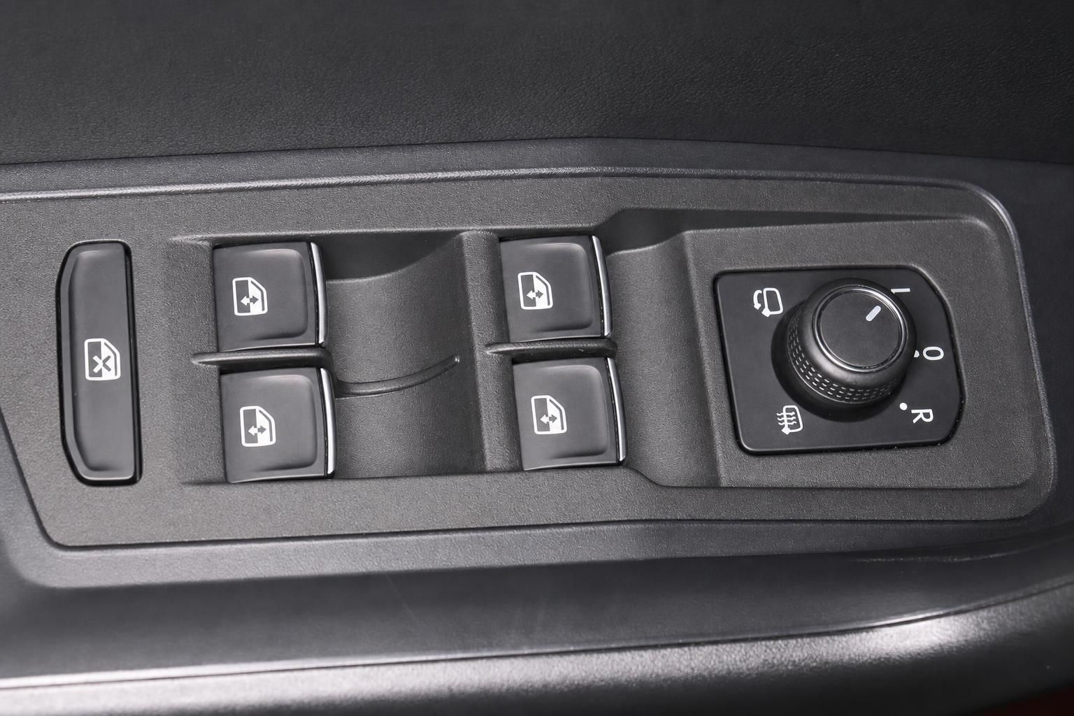 Fensterheber-Bedienelemente in der Fahrertür des Fahrzeugs