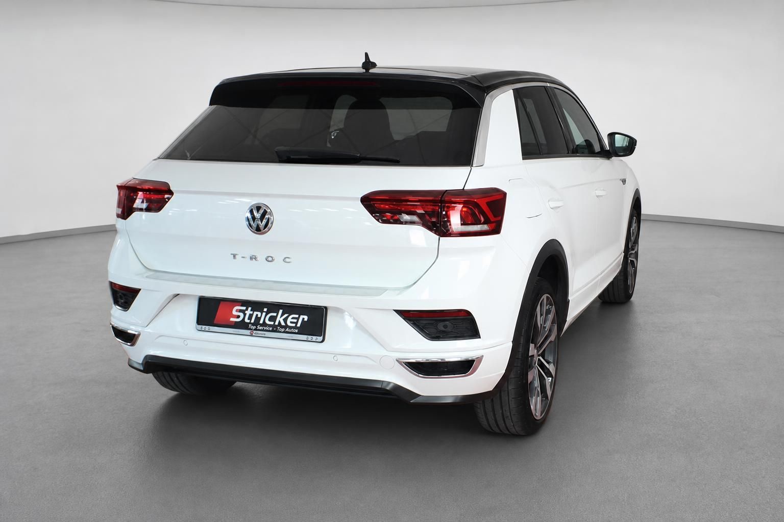 VW T-Roc weiß Heckansicht mit schwarzem Dach im Autohaus