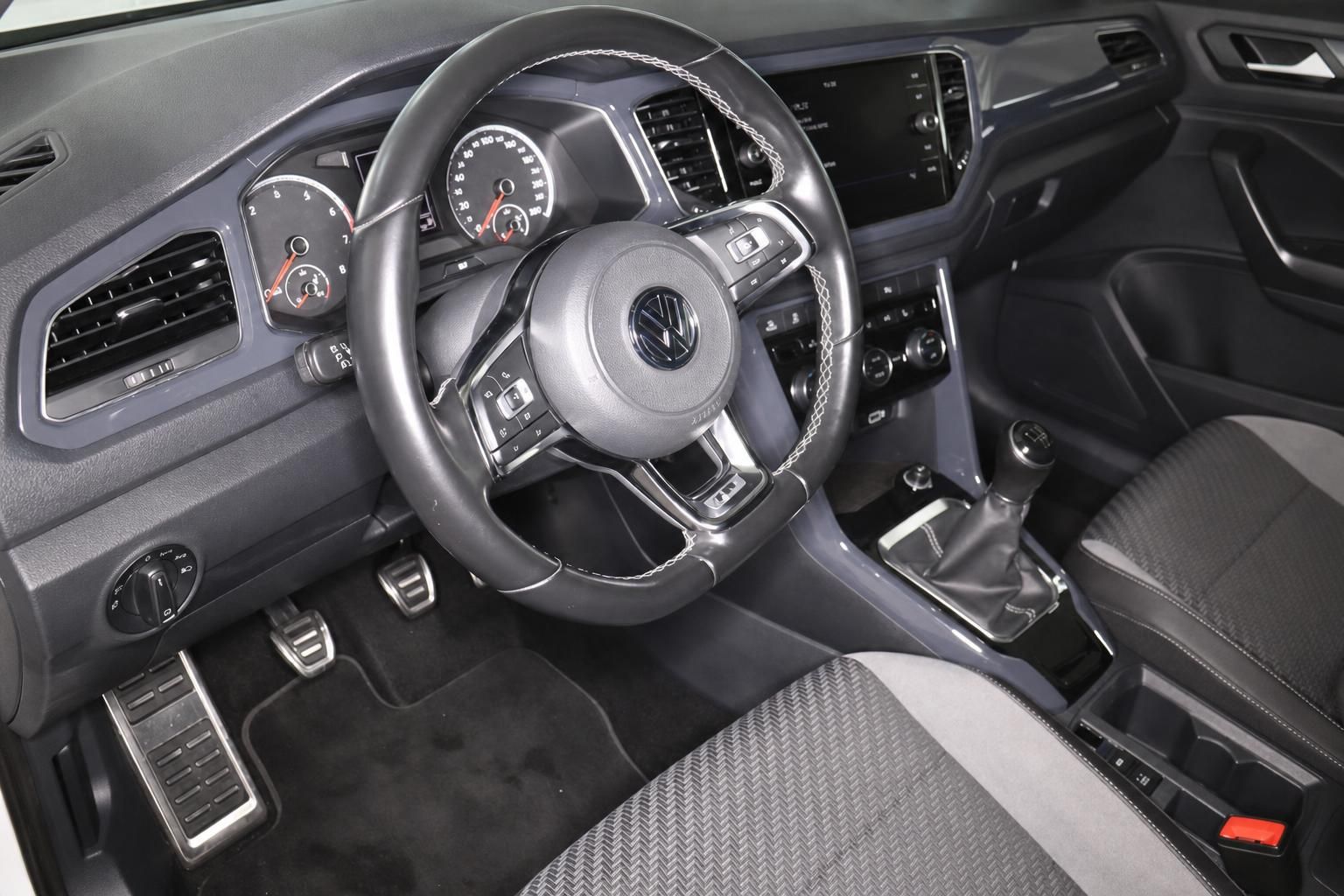 VW Innenraum mit Lederlenkrad und Cockpit im Detail