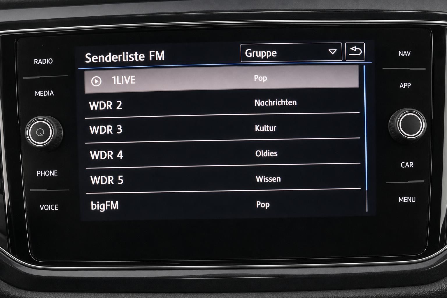 VW Infotainment Display mit FM-Senderliste im Fahrzeug