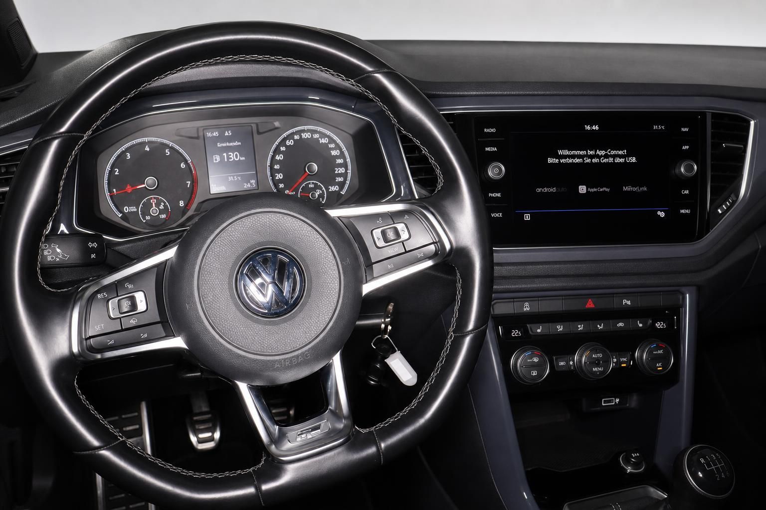VW Cockpit mit Lederlenkrad, Tacho und Infotainment-Display