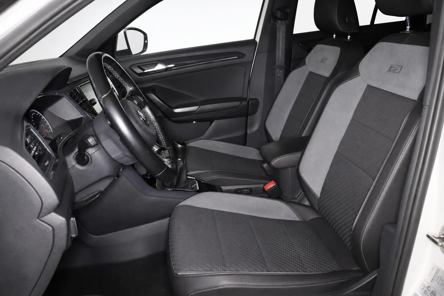 VW Innenraum mit R-Line Sportsitzen und Schaltgetriebe