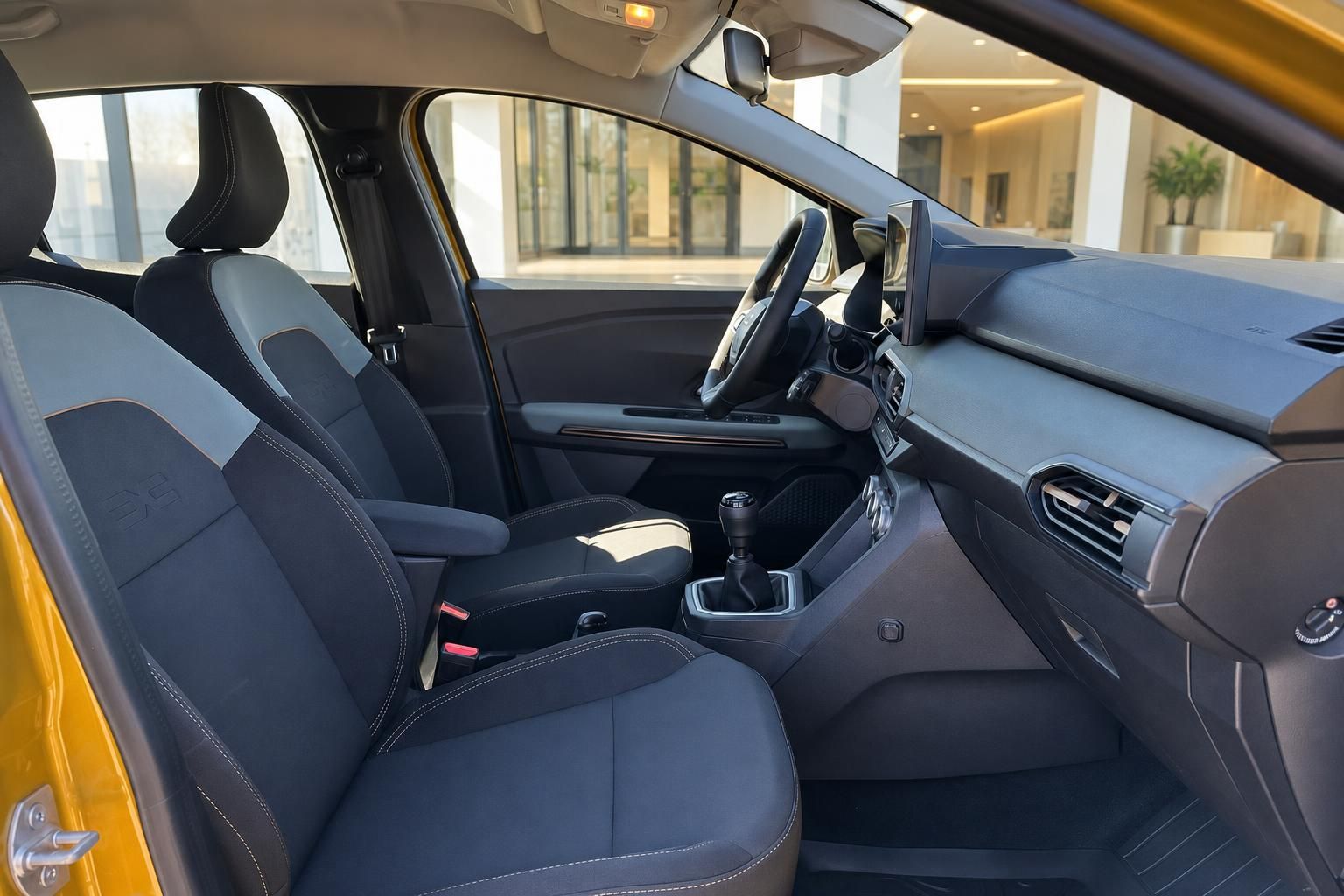 Moderner Fahrzeuginnenraum mit grauen Sitzen und Schaltgetriebe im Autohaus-Showroom
