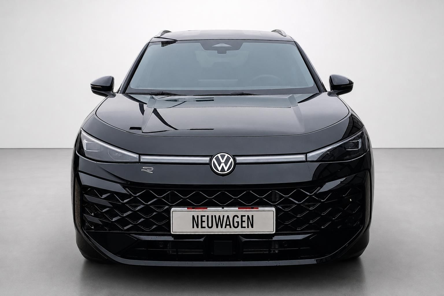VW T-Roc R schwarz Frontansicht mit Neuwagen-Kennzeichen