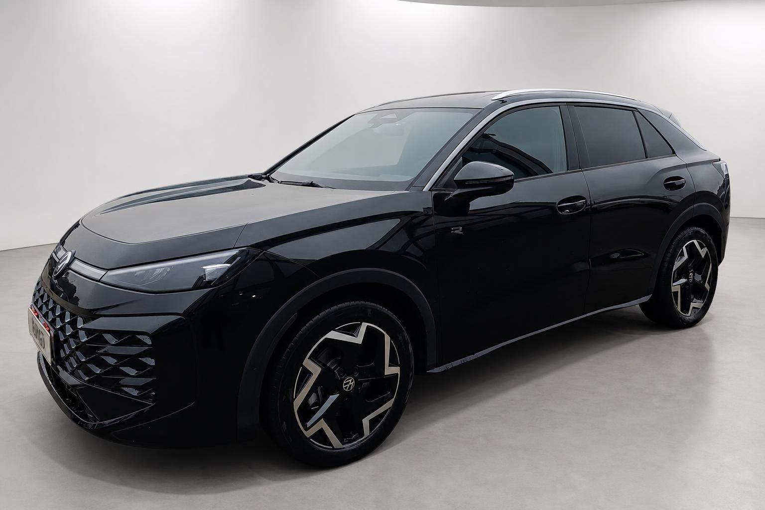VW ID.5 GTX in Schwarz, Frontansicht schraeg, Studioaufnahme