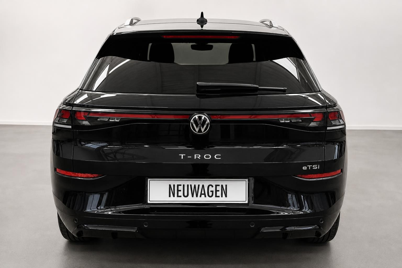 VW T-Roc eTSI schwarz Heckansicht mit Neuwagen-Kennzeichen