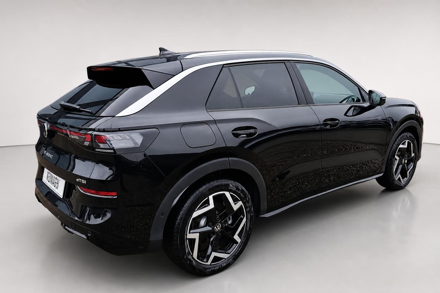 VW T-Roc schwarz Heck-Seitenansicht eTSI Modell im Studio