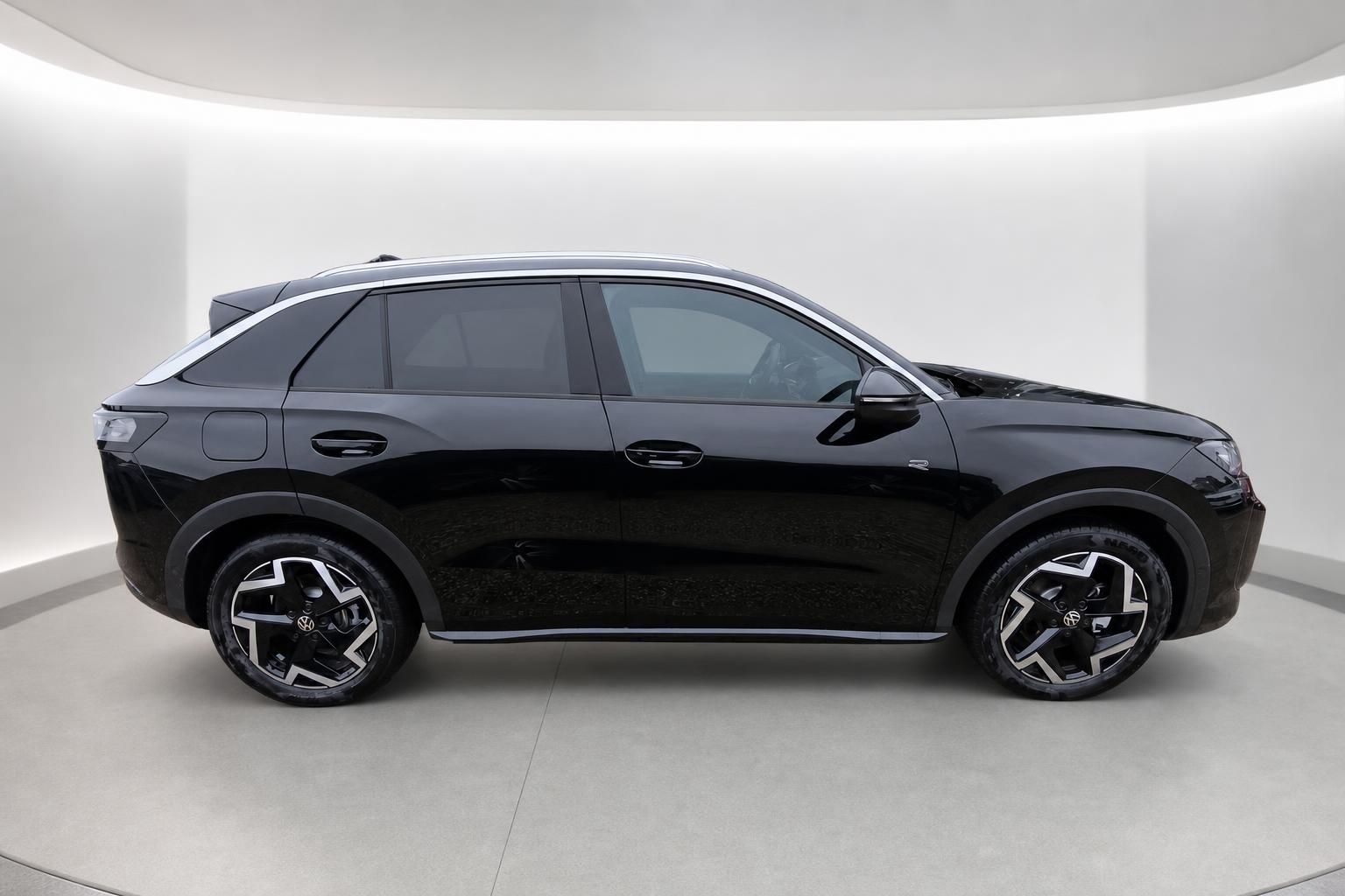 VW T-Roc schwarz Seitenansicht mit Panoramadach im Studio