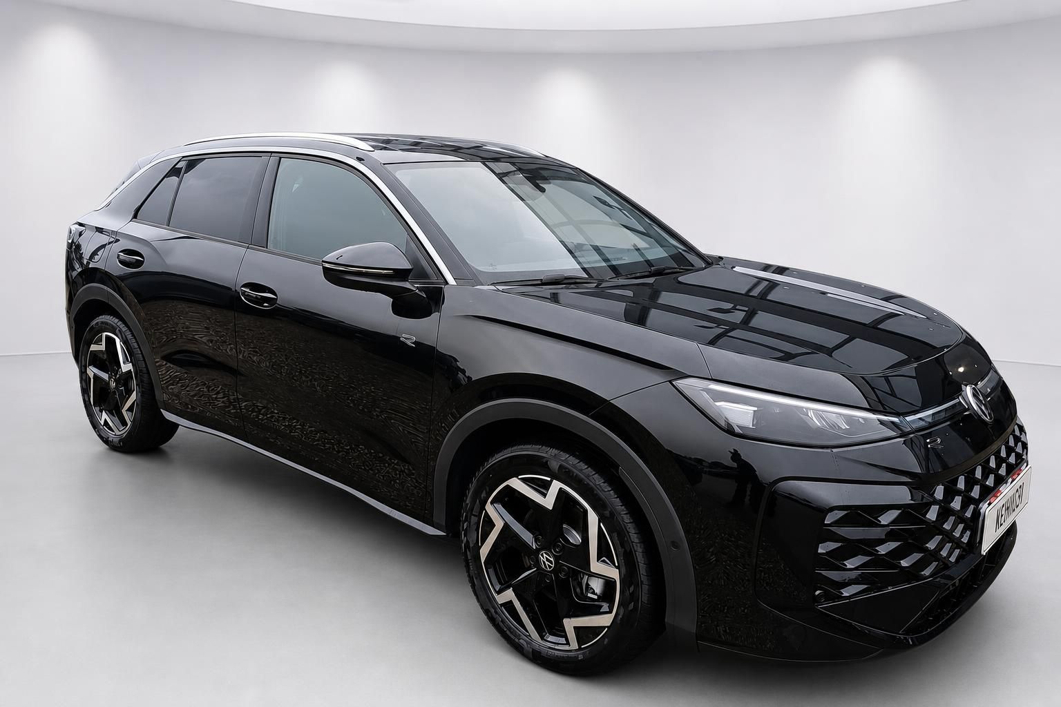 VW T-Roc R schwarz Frontansicht schraeg im Showroom