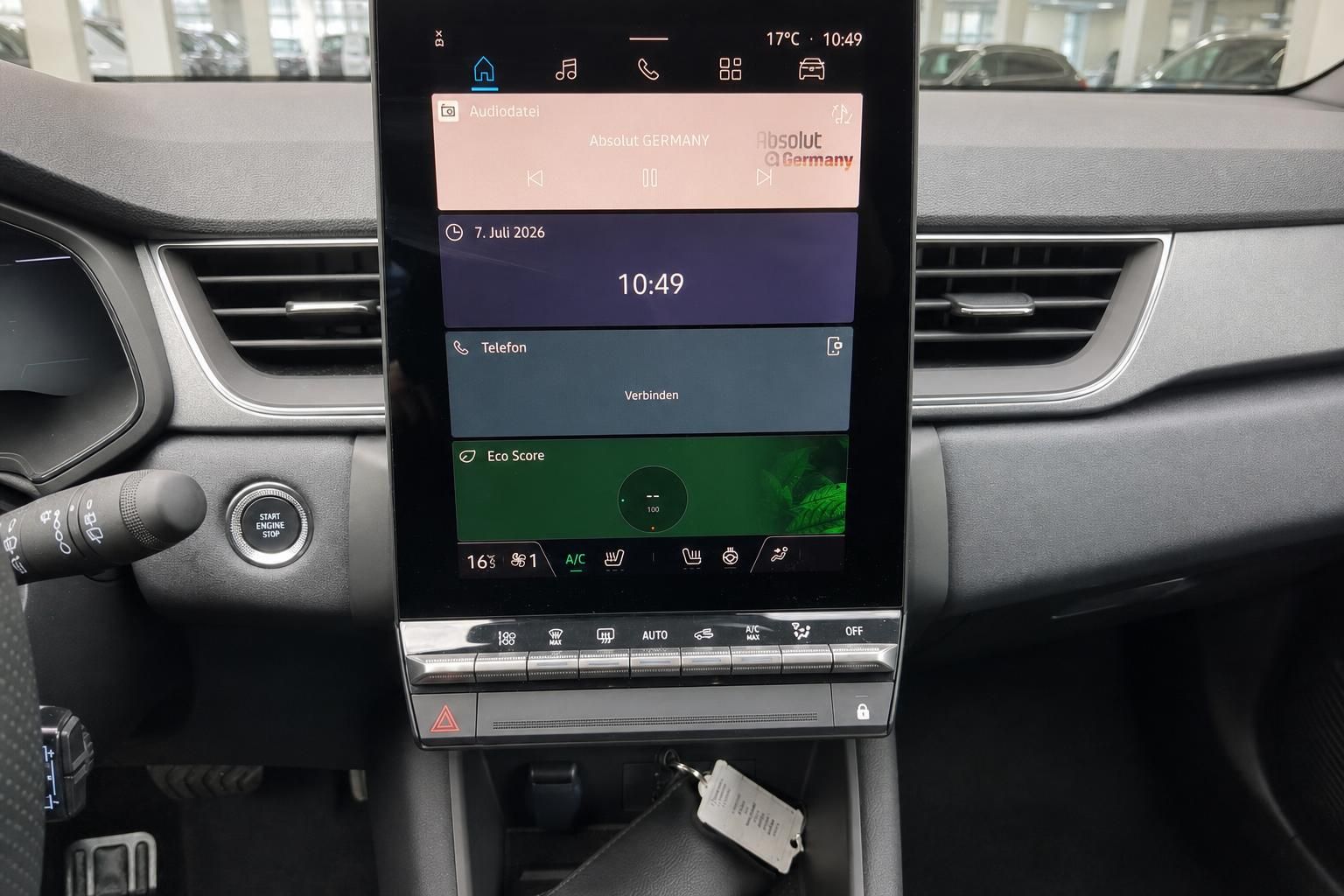 Zentrales Touchscreen-Display mit Uhrzeit, Klimaanlage und Eco Score im Fahrzeug