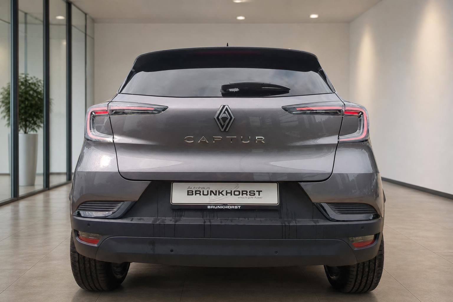 Renault Captur grau, Heckansicht mit Captur-Schriftzug und Rückleuchten
