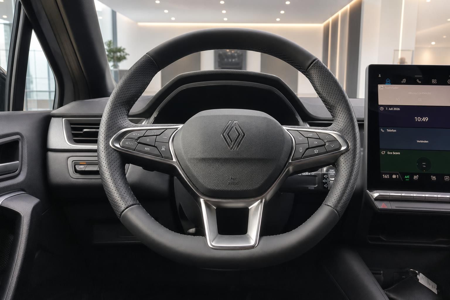 Renault Lenkrad mit Multifunktionstasten und Infotainment-Display im Innenraum