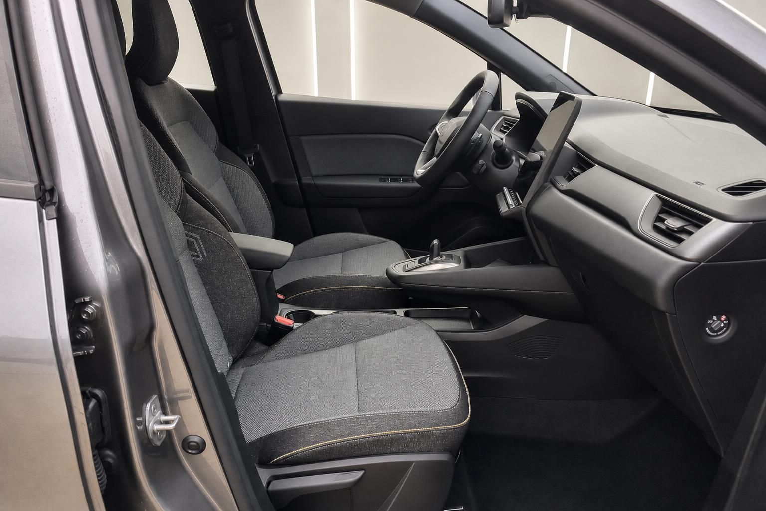 Vorderer Innenraum eines Renault mit Stoffsitzen und Armaturenbrett