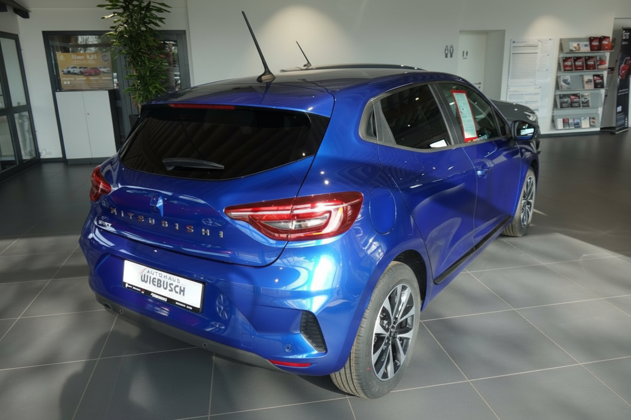 Mitsubishi Colt in Blau metallic Heckansicht im Autohaus Wiebusch Showroom