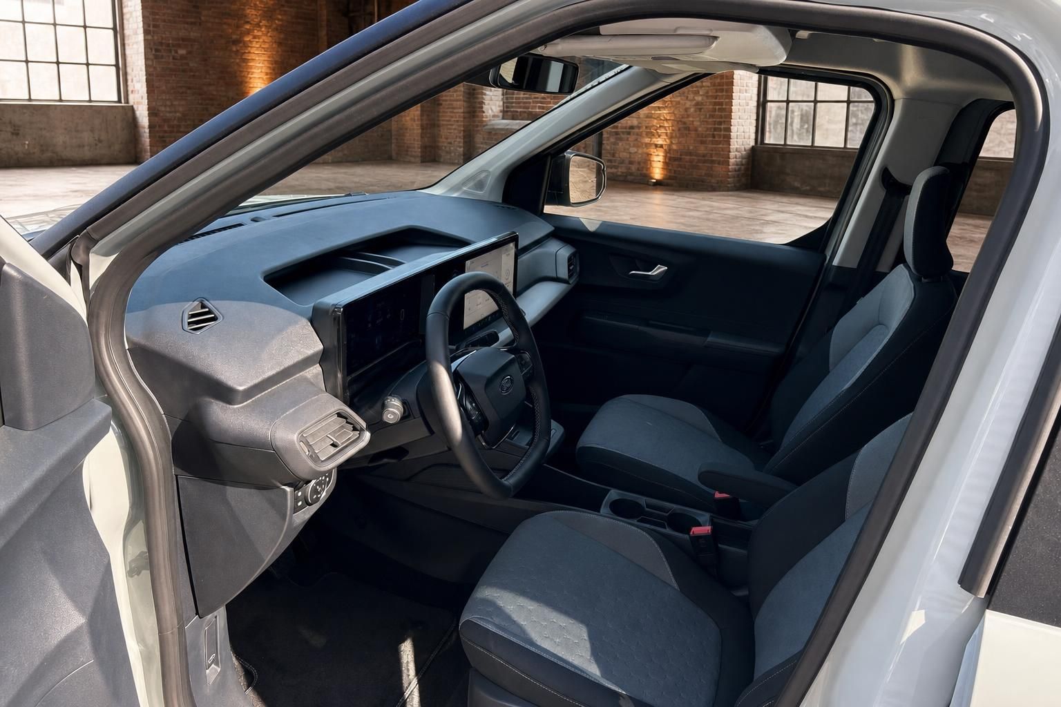 Ford Tourneo Connect Innenraum – Cockpit mit großem Touchscreen, Lenkrad und Vordersitze