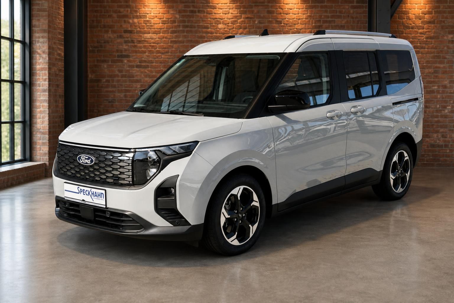 Ford Tourneo Connect weiss Frontansicht schraeg links im Showroom