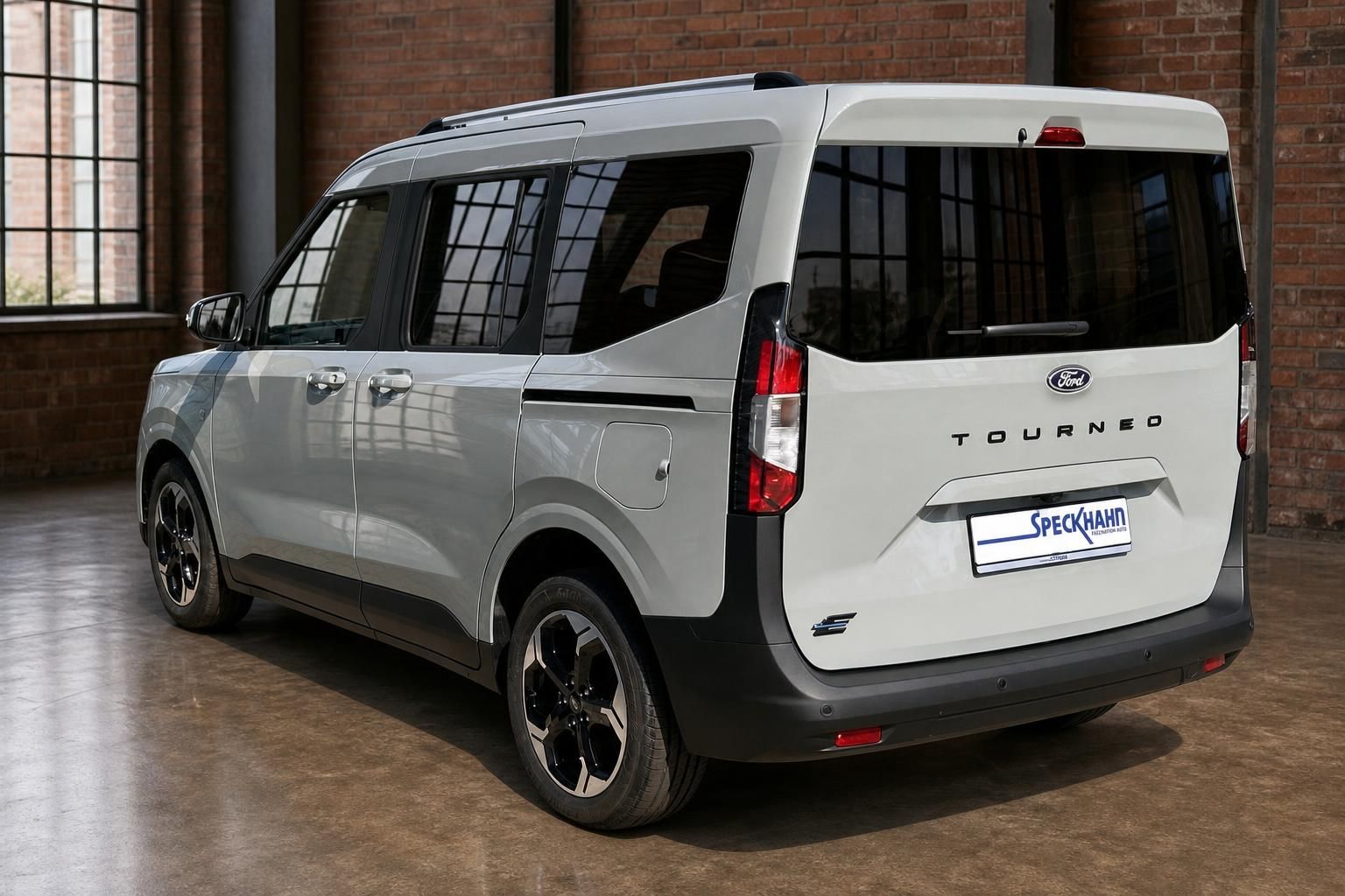 Ford Tourneo Connect weiss Heckansicht schraeg links im Showroom