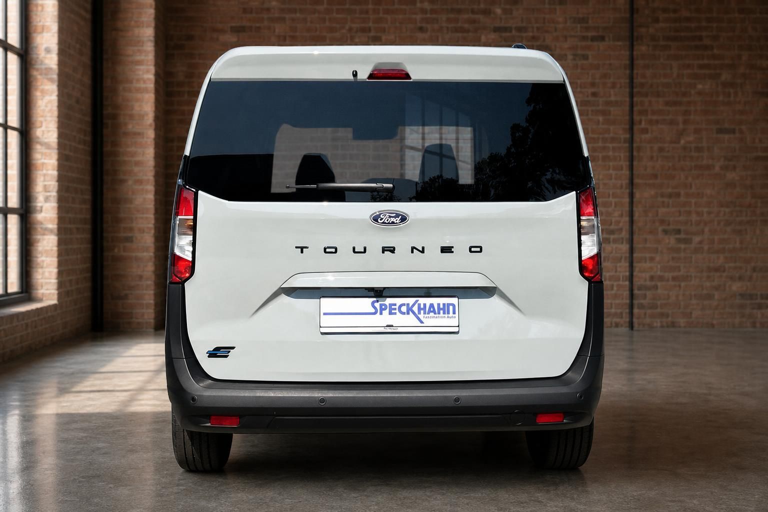 Ford Tourneo Connect weiss Heckansicht gerade im Showroom