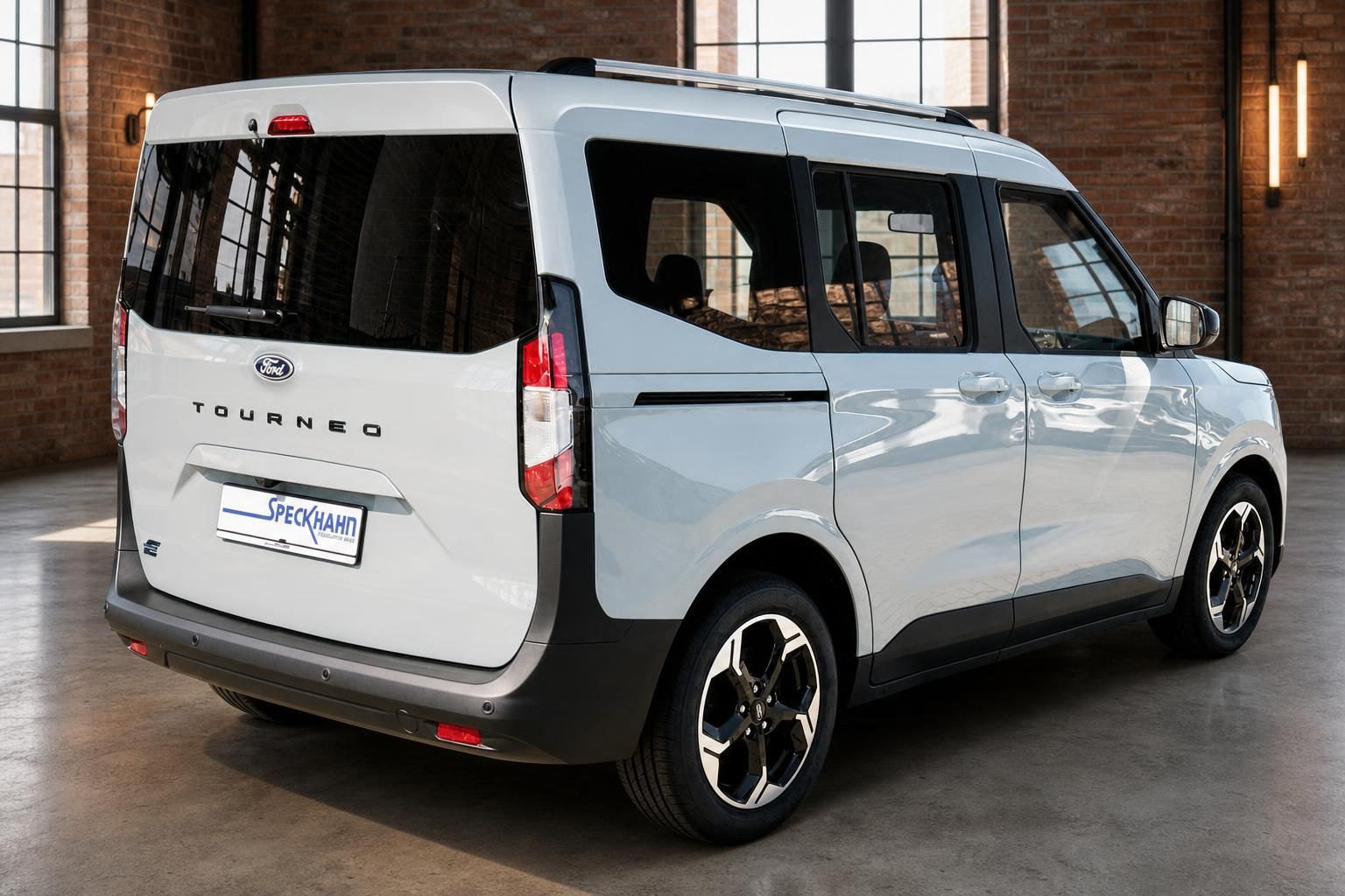 Ford Tourneo Connect weiss Heckansicht schraeg rechts im Showroom