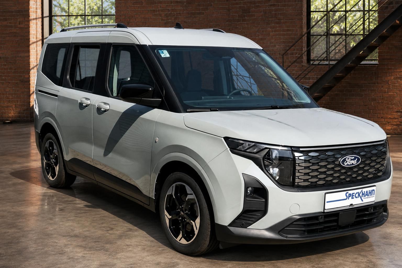 Ford Tourneo Connect weiss Frontansicht schraeg rechts im Showroom