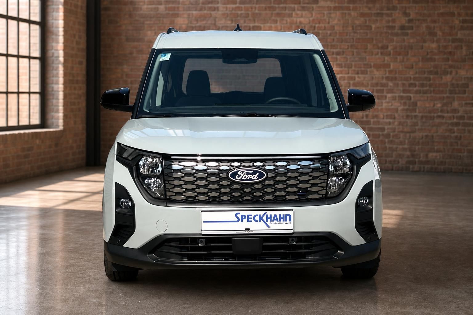 Ford Tourneo Connect weiß – Frontansicht mit Speckhahn-Kennzeichenhalter und Wabengrill