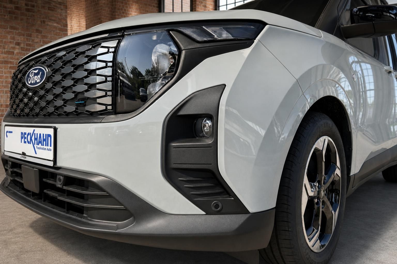 Ford Tourneo Connect weiß – Frontdetail mit Kühlergrill, Ford-Logo und Nebelscheinwerfer