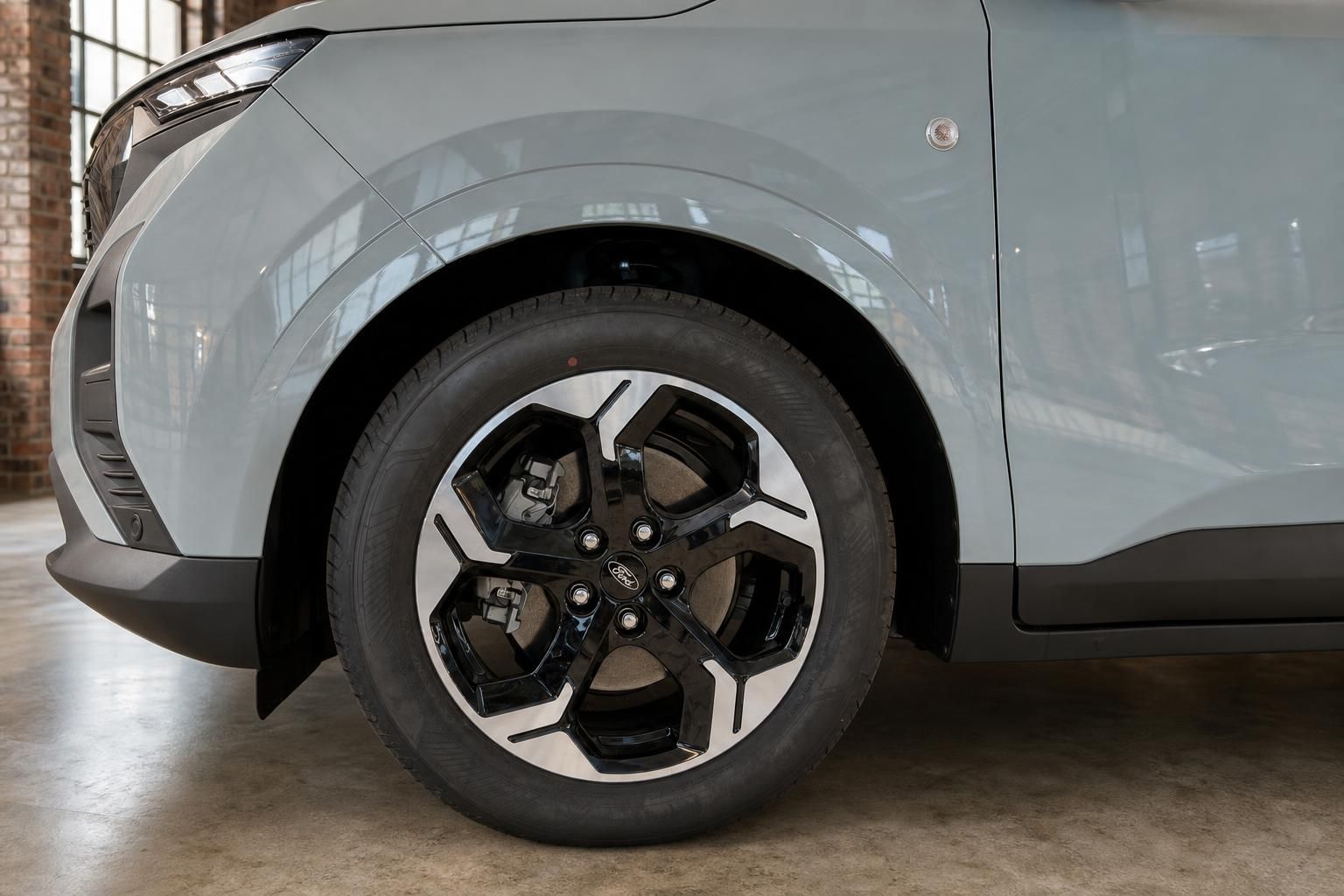 Ford Tourneo Connect grau – Detailaufnahme Vorderrad mit zweiteiligen Leichtmetallfelgen