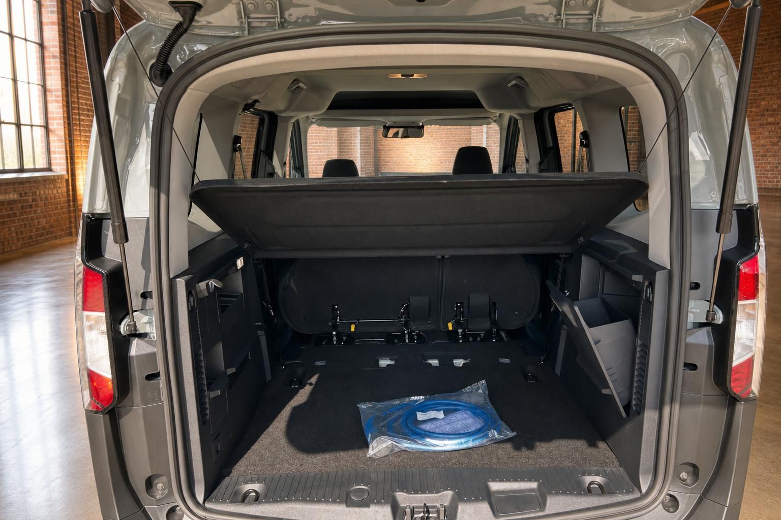 Ford Tourneo Connect Kofferraum geöffnet – großer Laderaum mit umgeklappter Rückbank