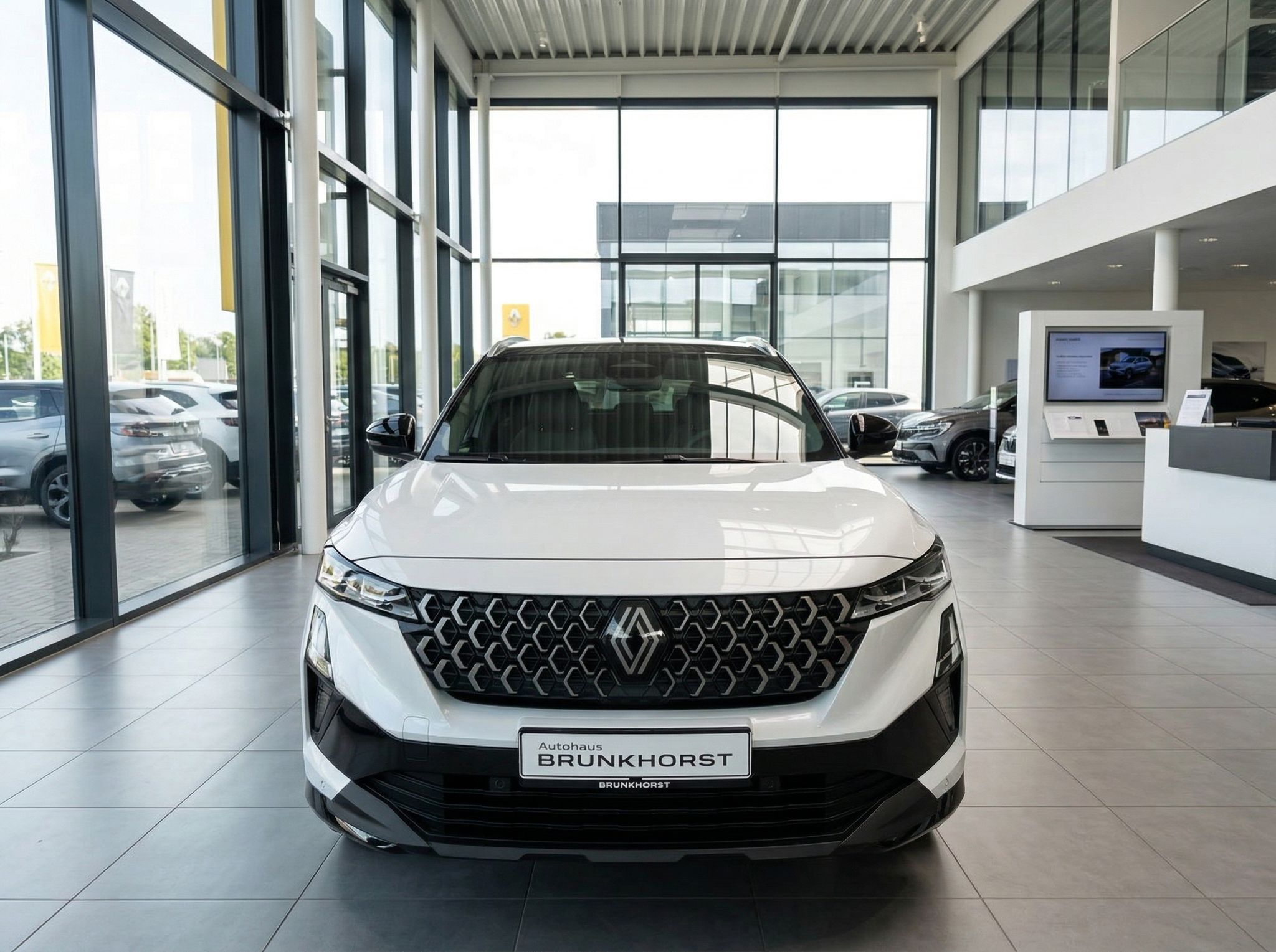 Renault Austral SUV weiß von vorne - Frontansicht mit charakteristischem Kühlergrill im Showroom