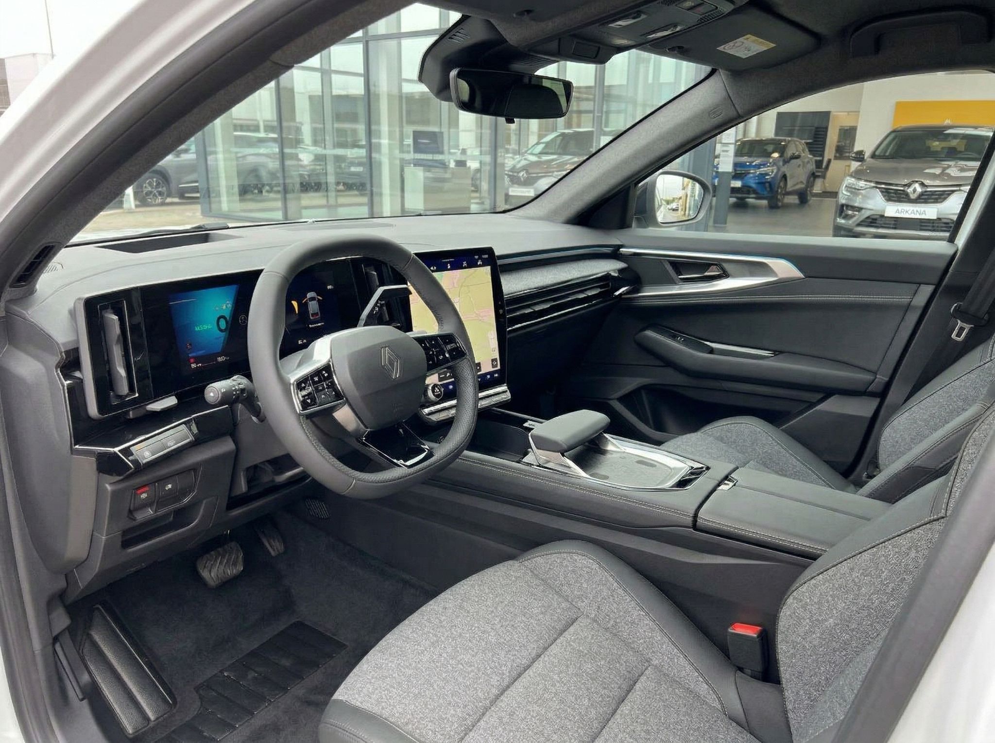 Renault Austral Innenraum - Cockpit mit digitalem Display, Lenkrad und grauen Stoffsitzen