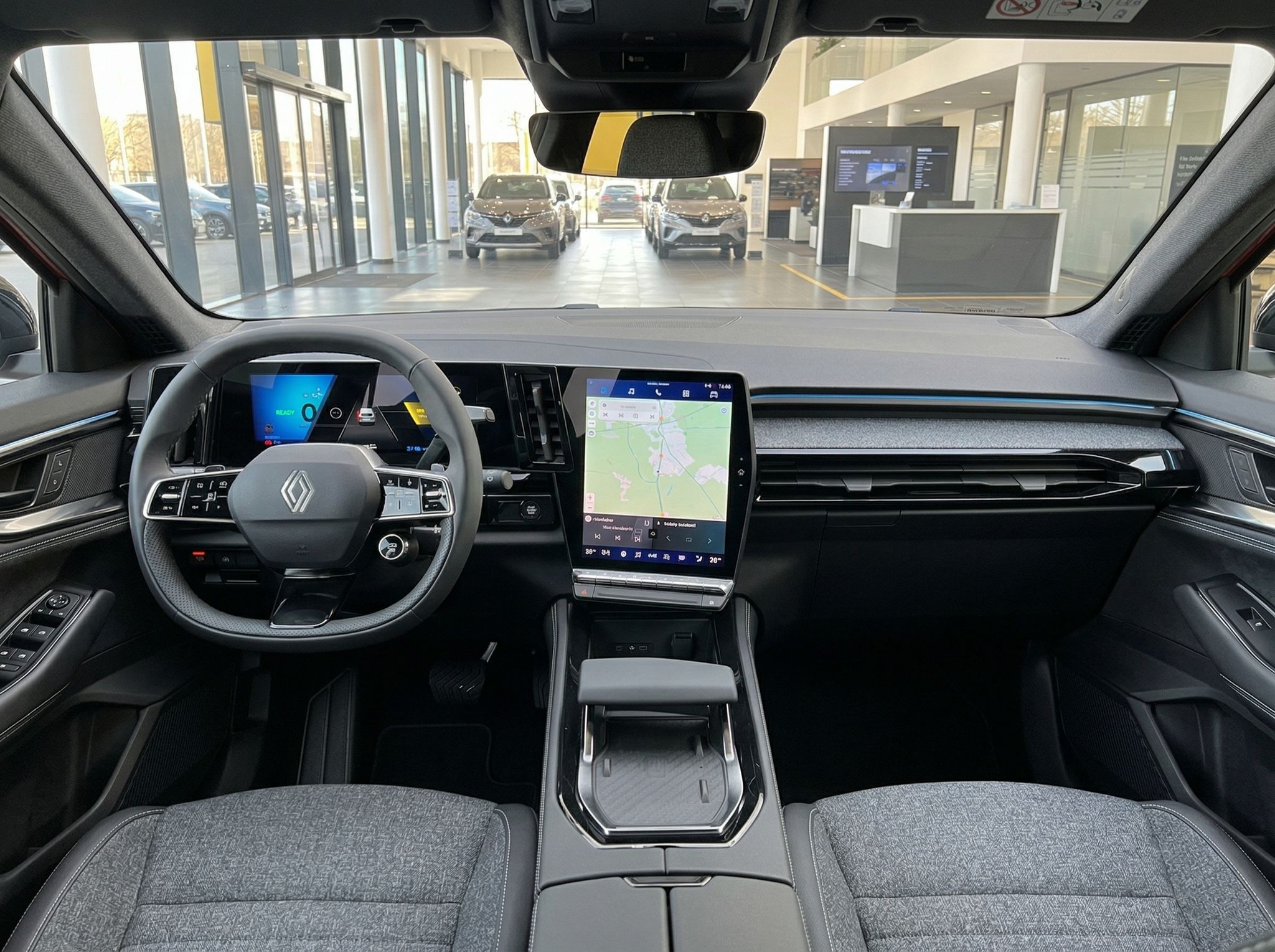 Renault Innenraum mit digitalem Cockpit und Navigationssystem im Autohaus