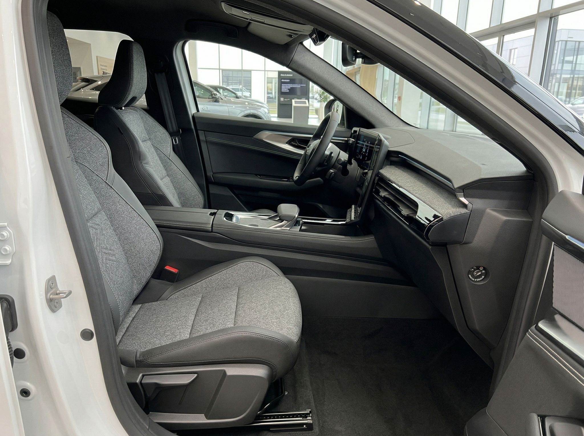 Fahrzeuginnenraum mit grauen Sitzen und modernem Armaturenbrett