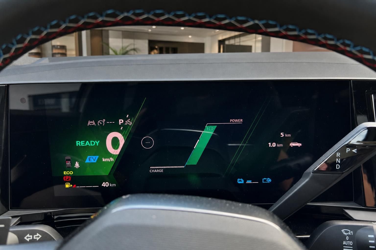 Digitales Kombiinstrument eines Elektrofahrzeugs mit Ladeanzeige