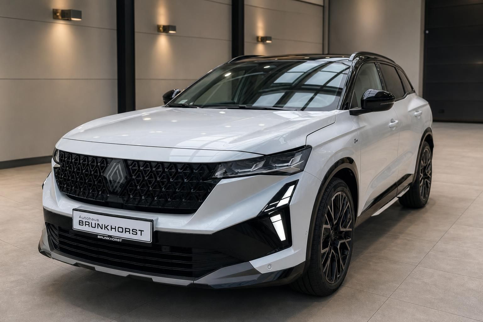 Renault Austral in Weiß, Frontansicht schräg im Autohaus Brunkhorst
