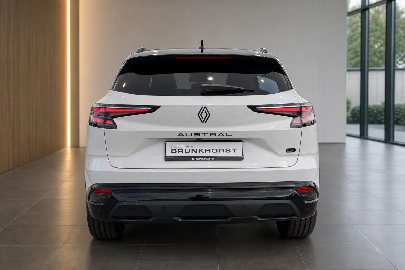 Renault Austral weiß, Heckansicht mit Schriftzug im Autohaus