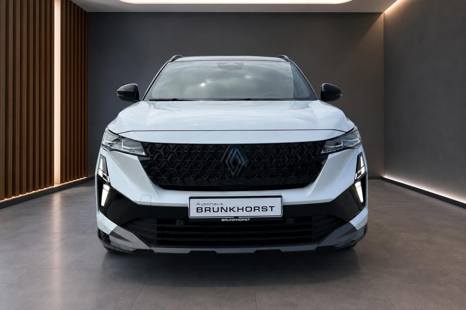 Renault Austral weiß, Frontansicht mit Kühlergrill im Showroom