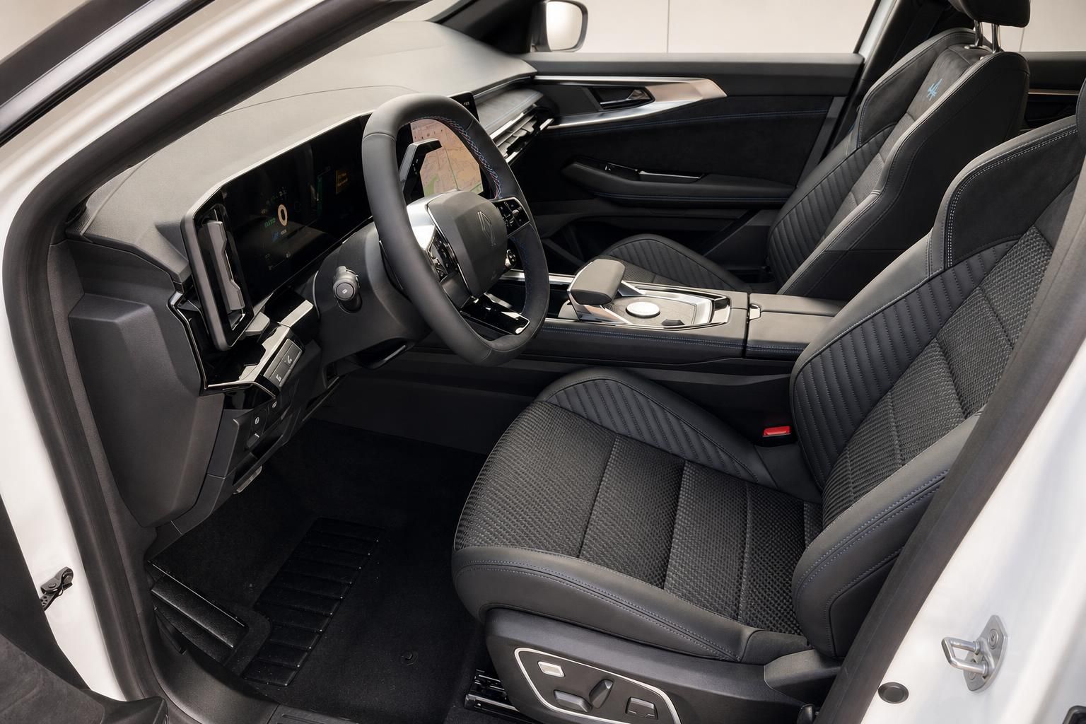 Renault Austral Innenraum, Vordersitze und Cockpit in Schwarz