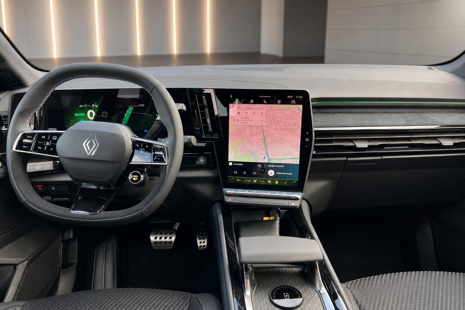 Renault Austral Cockpit mit Lenkrad und Infotainment-Display