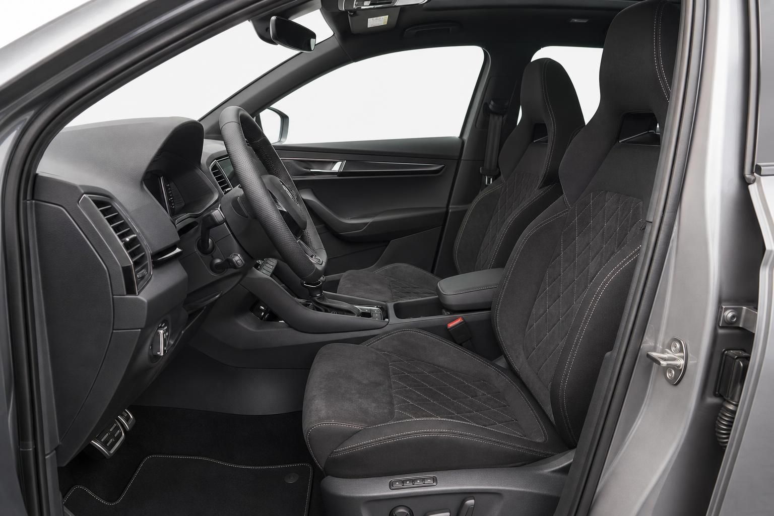 Skoda Innenausstattung mit Alcantara-Sportsitzen und Lenkrad
