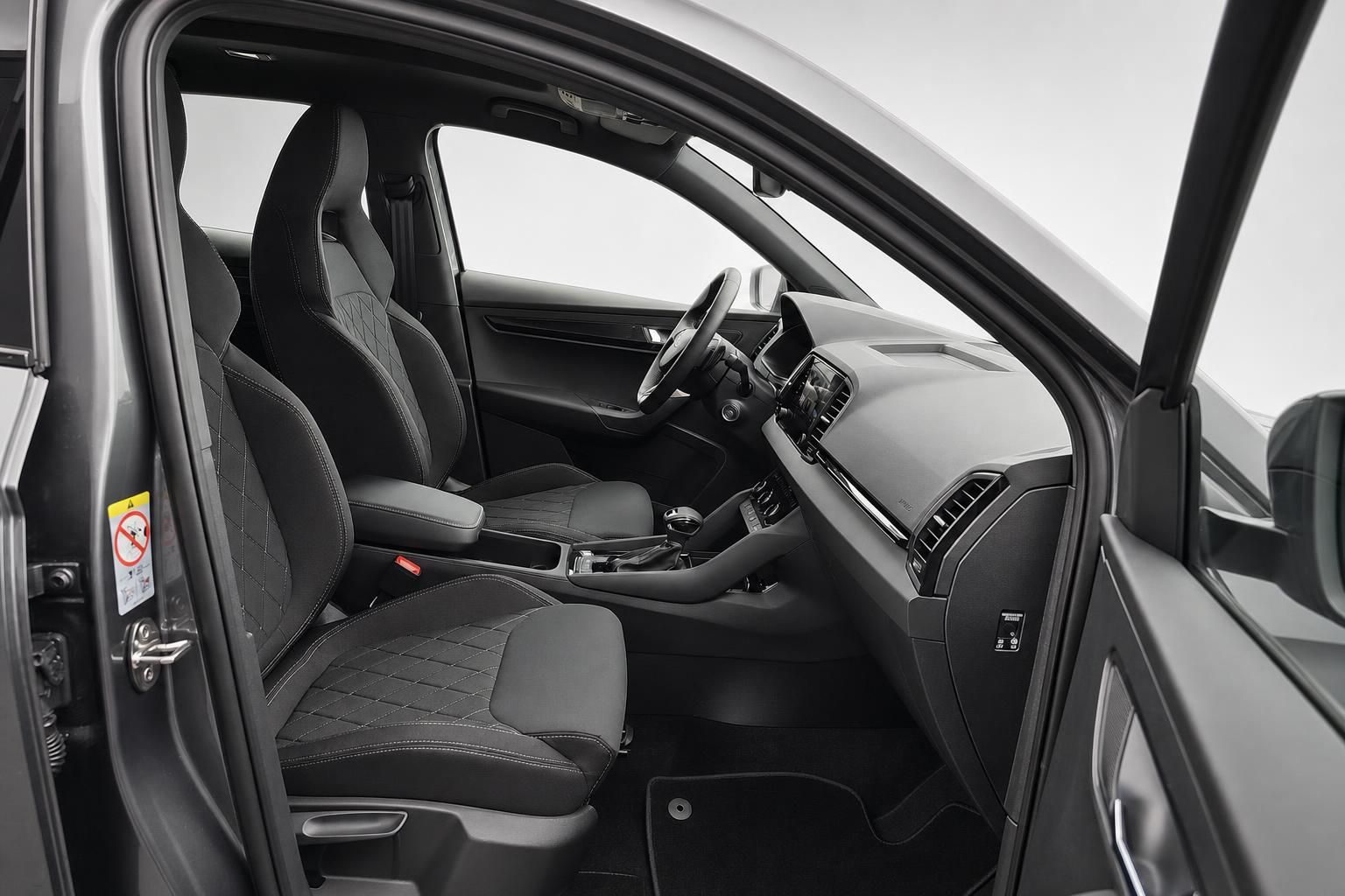 Skoda Fahrzeuginnenraum mit Blick auf Cockpit und Vordersitze