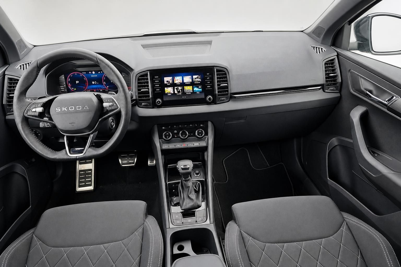 Skoda Cockpit mit Lenkrad, Digitalanzeige und Multimediasystem